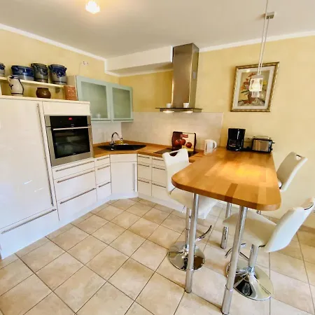 Captains Lounge Apartment *